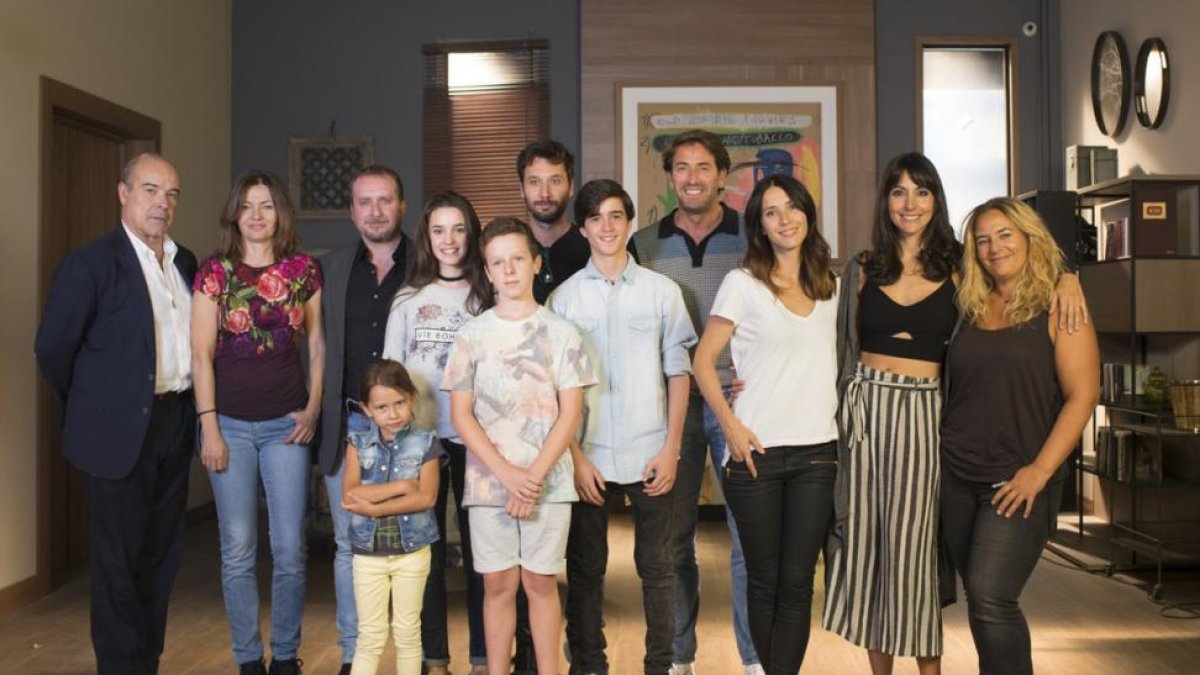 Antonio Resines (izquierda), con el resto de actores de la nueva comedia de TVE, 'iFamily'.