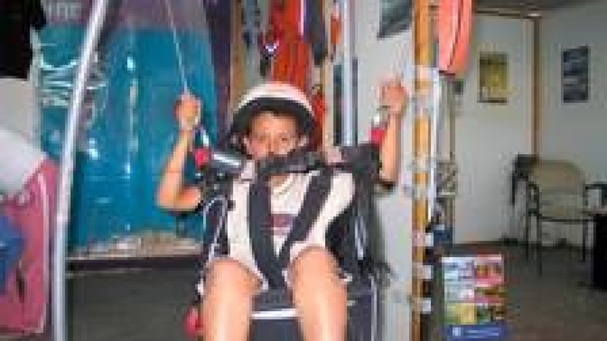 Un niño disfruta sentado en una silla de parapente, durante la pasada edición de la feria