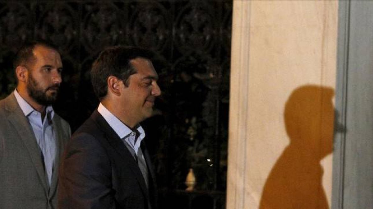 Fotografía en que se ve como el borde de una pared alarga la sombra de la nariz de Tsipras.