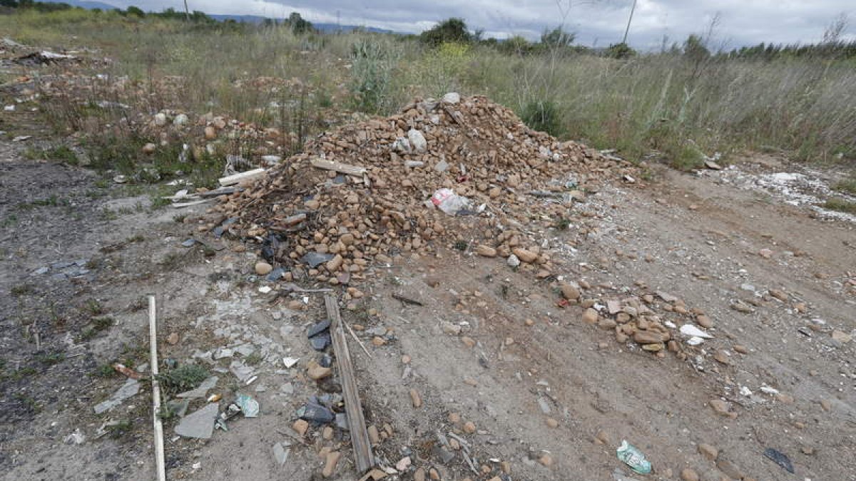 Imagen tomada ayer en una de las zonas donde una máquina retiró basura. L. DE LA MATA