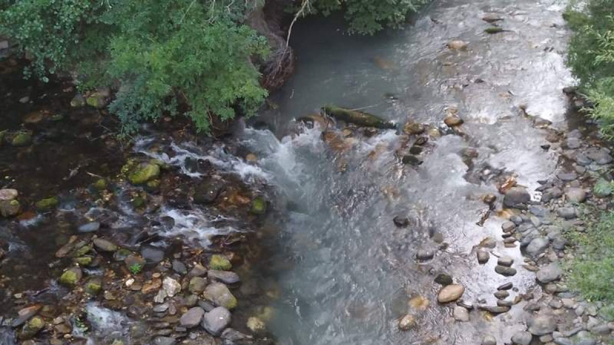 Estado de las aguas del río Cabrera en Quintanilla de Losada. DL