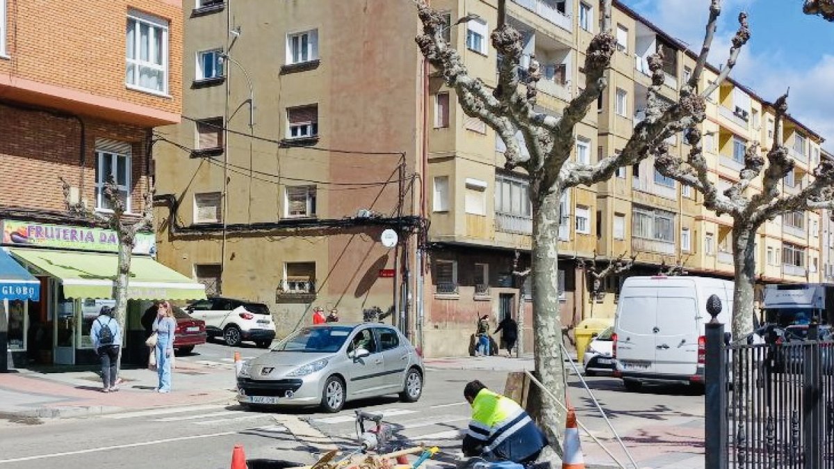 Obras en un paso de peatones de la ciudad de León. AYUNTAMIENTO DE LEÓN