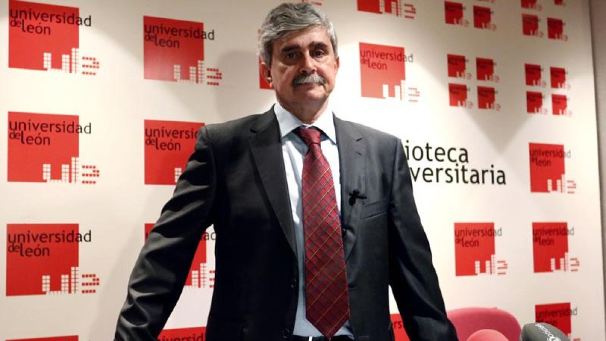 Juan Francisco García Marín comparece ante los medios de cara a la celebración de la segunda vuelta de las elecciones universitarias