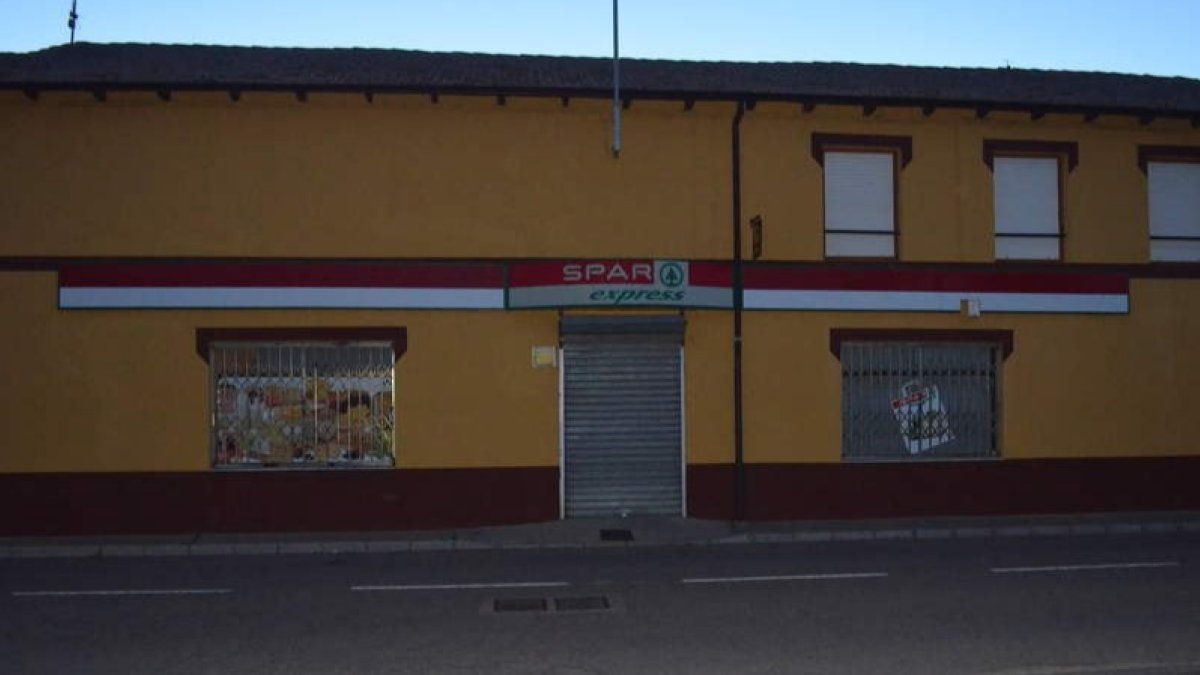 Supermercado de la localidad de Pobladura de Pelayo García, cerrado, a última hora de la tarde. MEDINA
