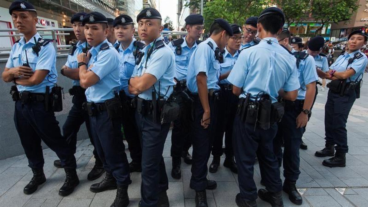 Cuerpo de policía china en una calle de Cantón, al sur del país.