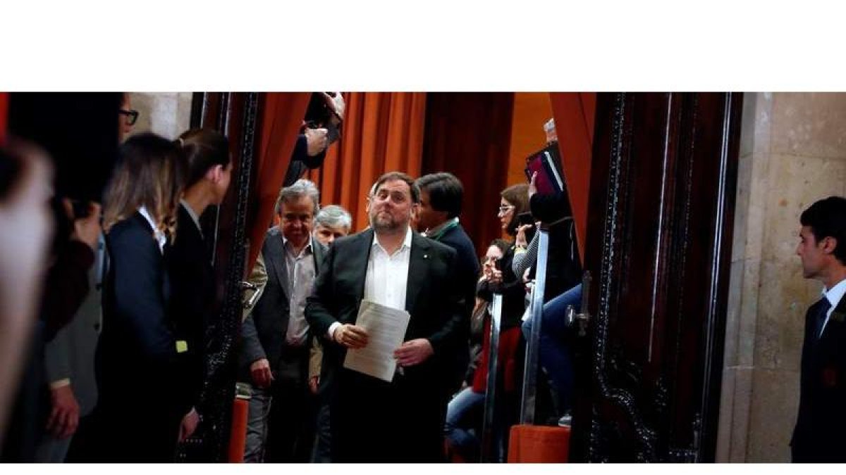 Oriol Junqueras sale del Parlament catalán tras una comparecencia en una comisión de investigación. ALEJANDRO GARCÍA