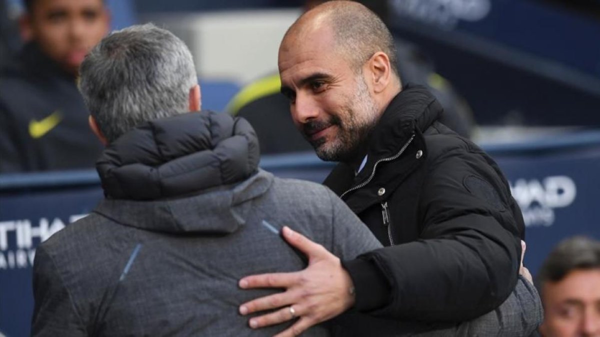 Guardiola y Mourinho se saludan antes del City-United en el Etihad de Manchester.