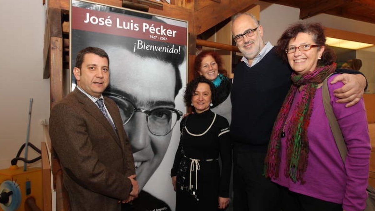 Carlos López Riesco y Susana Téllez, ayer con tres de los hijos de Jose Luis Pecker, Cristina, José Luis y Beatriz Pecker.