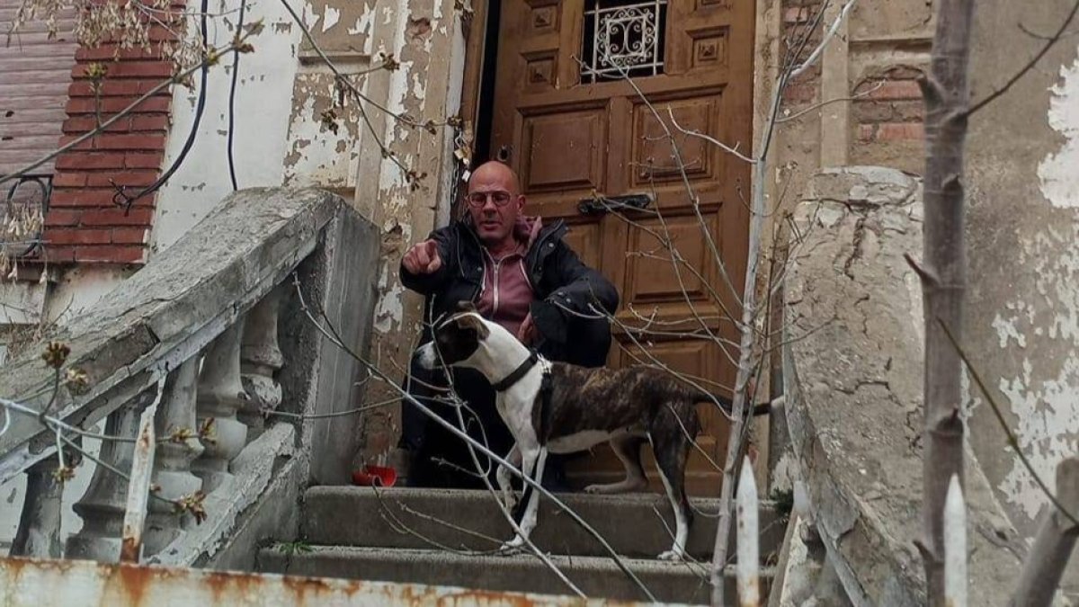 Salvador Armesto con Paca frente a la entrada de la casa abandonada de la calle Los Osorios, 24 donde reside. DL