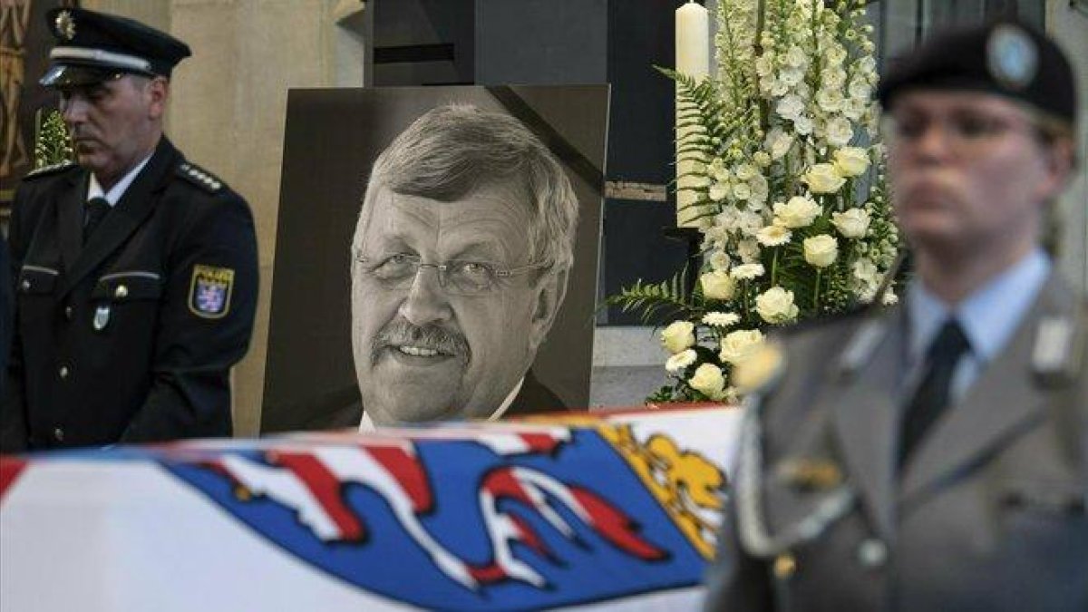 Un guarda de honor junto a la foto del político alemán asesinado Walter Lübcke durante el funeral en la iglesia de St. Martin en Kassel.