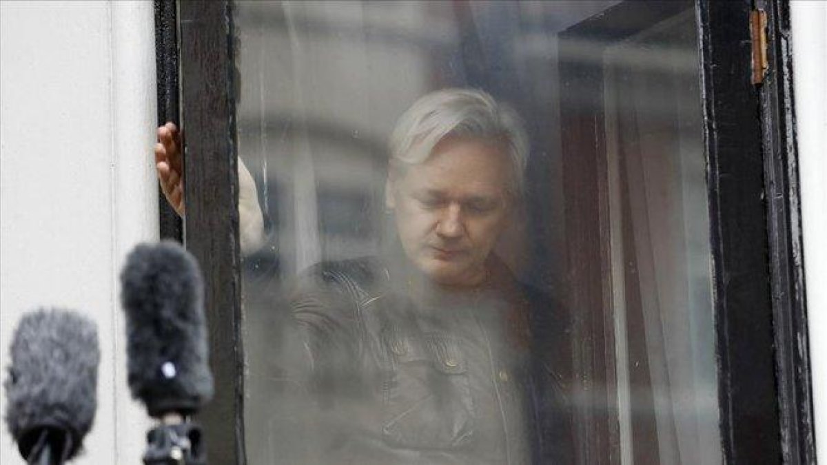 Imagen de Julian Assange en la embajada ecuatoriana en Londres en 2017.