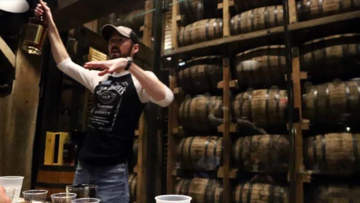 Un guía de Jack Daniels explica uno de los whiskis de la marca durante una cata para un grupo de visitantes.