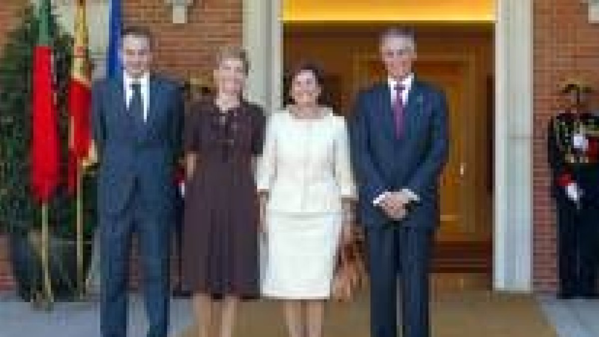 Zapatero posa con su mujer y con el presidente de Portugal y su esposa
