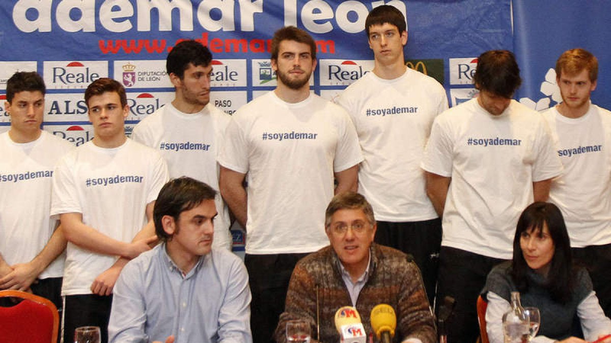 Directiva y jugadores, en la presentación de la campaña.