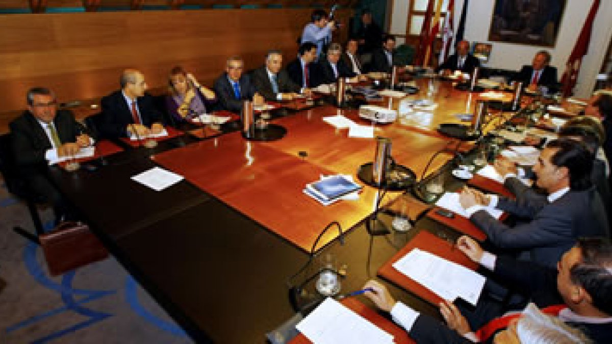 El consejo de administración de Caja España, reunido ayer en Botines para ratificar la fusión