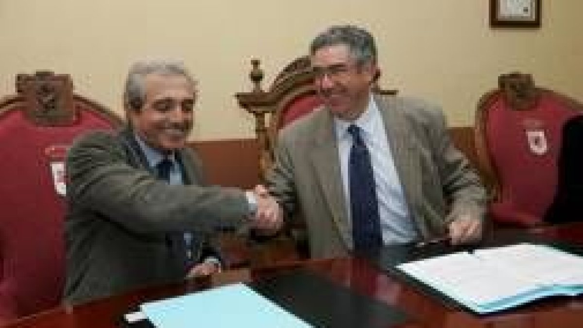 José Ángel Azuara y el alcalde se estrechan la mano tras la firma