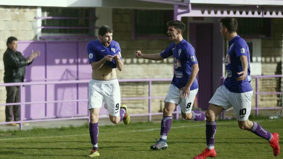 Álvaro de Lera ‘Varo’, a la izquierda, celebra uno de sus goles con La Bañeza. FERNANDO OTERO