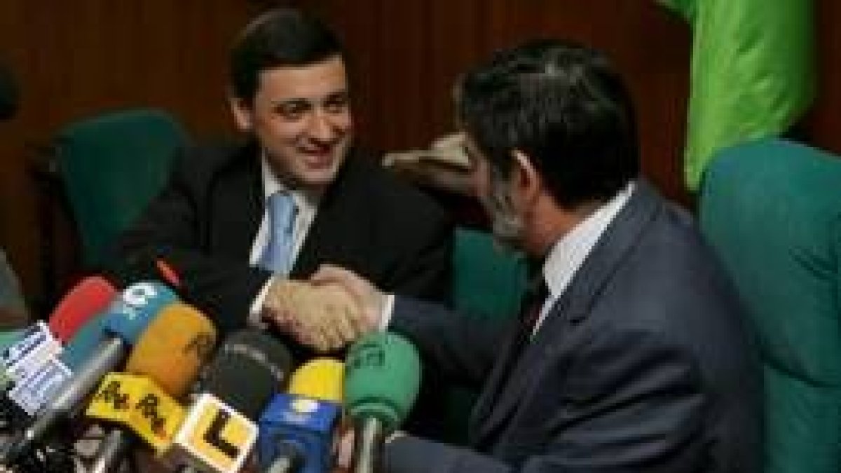 Enrique Martínez y Ángel Penas se saludan tras la firma del convenio