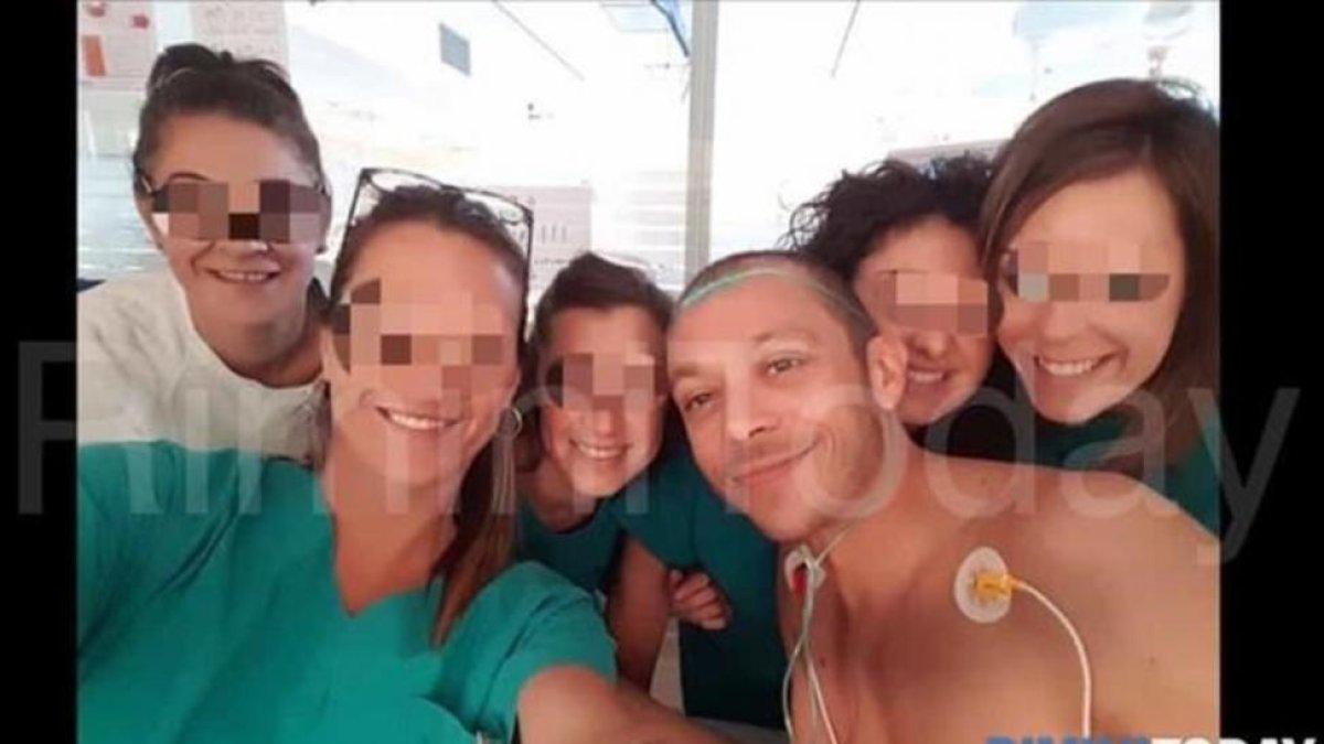 Este es el selfie de Rossi con fans suyos en el hospital de Rimini, publicado por 'Rimini Today'.
