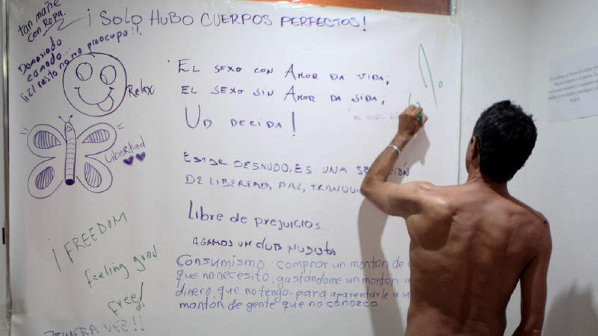 Un hombre deja un mensaje en la pared. LUIS EDUARDO NORIEGA