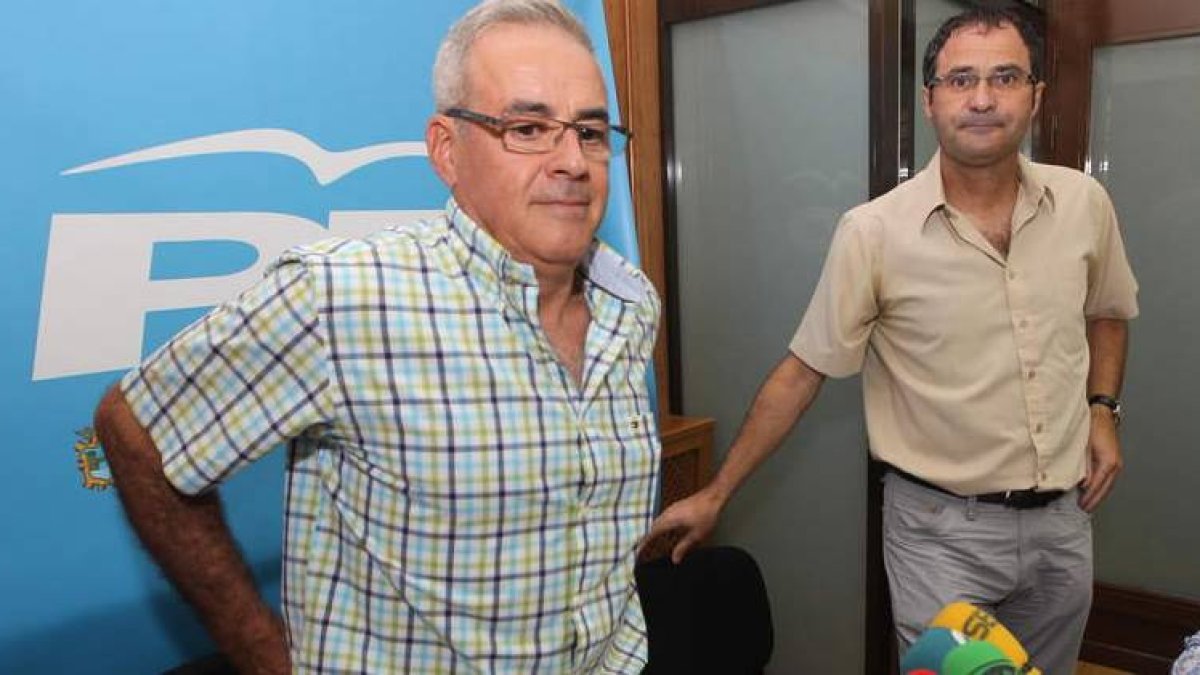 Juan Elicio Fierro y Neftalí Fernández, ayer en el despacho del grupo municipal del PP.