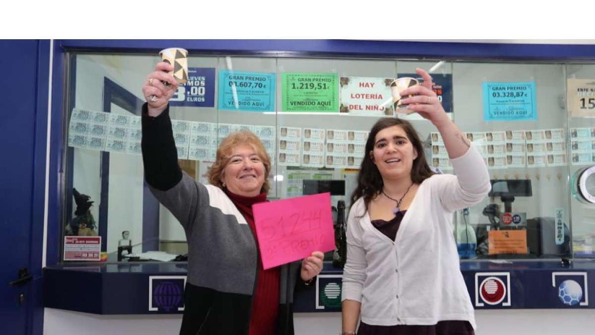 Carmela Lozano y Sandra Moure celebrando la venta del segundo premio en su administración. - LUIS DE LA MATA