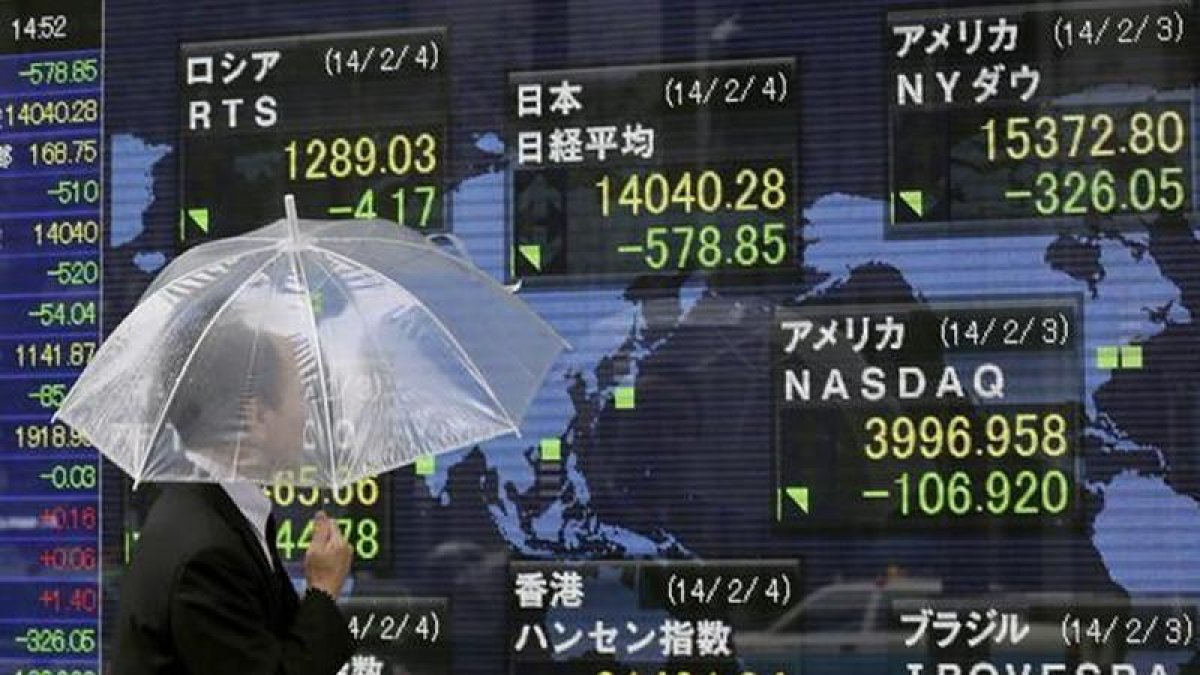 Un hombre observa la información bursátil en una pantalla en Tokio (Japón) el martes 4 de febrero de 2014. - EFE Un hombre observa la información bursátil en una pantalla en Tokio (Japón) el martes 4 de febrero de 2014