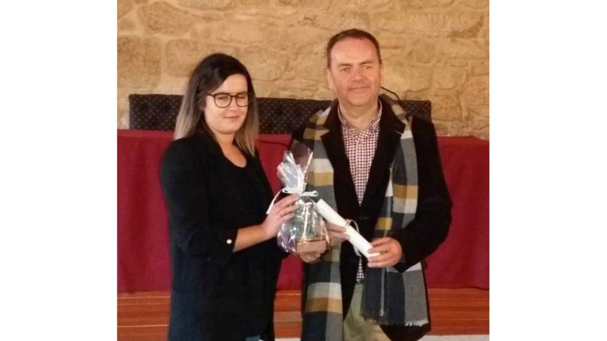 La concejala Lorena Couso entrega el premio a Miguel Paz. DL