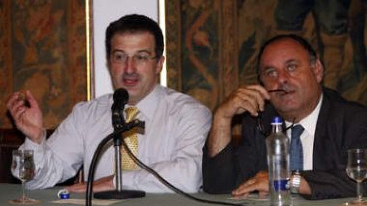García y Álvarez durante la conferencia.