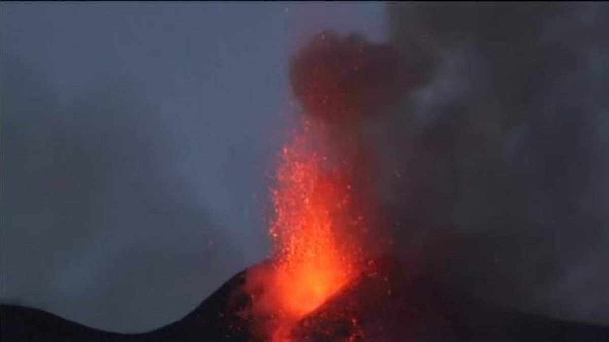 El volcán más alto de Europa, el Etna, entra en erupción.