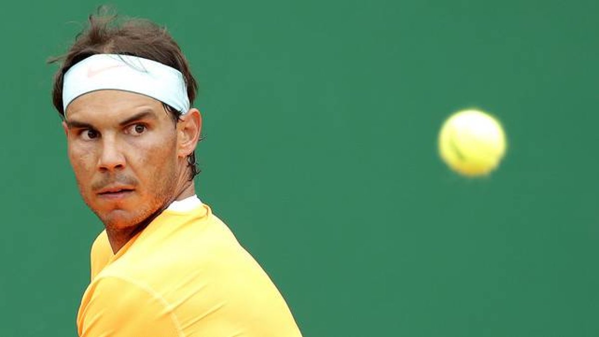 Rafael Nadal se prepara para devolver una bola a Lucas Pouille, en su debut en Montecarlo.