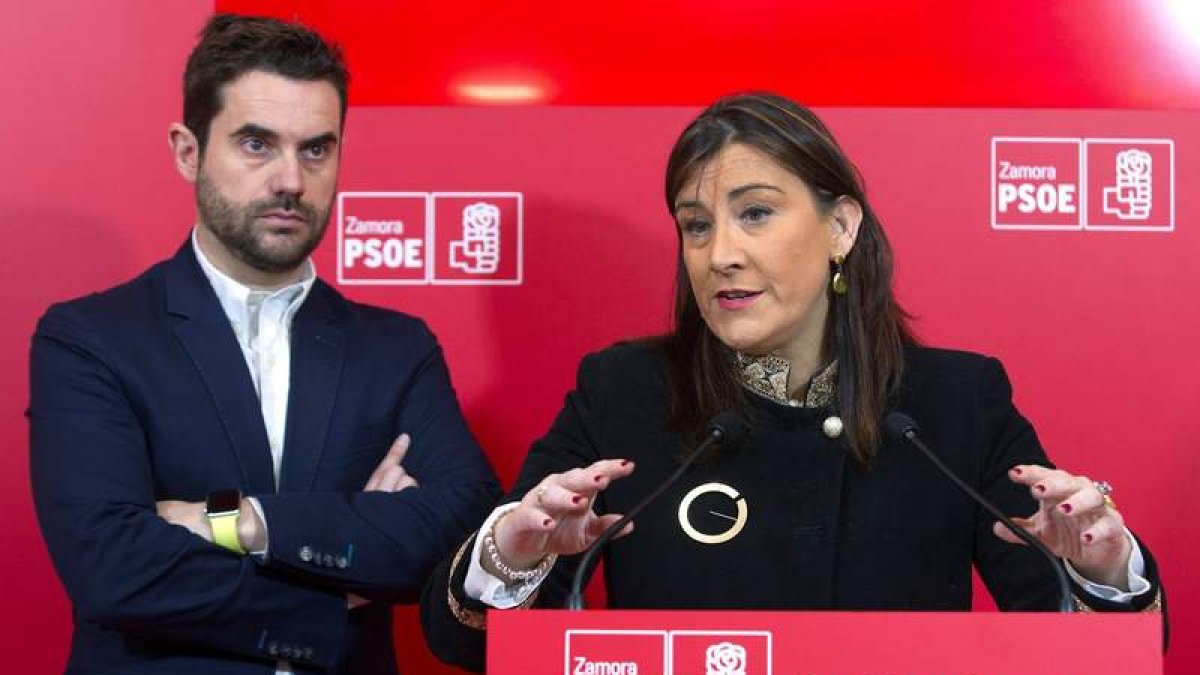 El secretario general del PSOE de Zamora, Antidio Fagúndez, junto a Ana Sánchez. MARIAM A. MONTESINOS