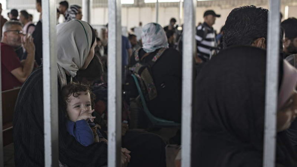 Ciudadanos palestinos esperan para cruzar el paso fronterizo, abierto por primera vez. HAITHAM IMAD