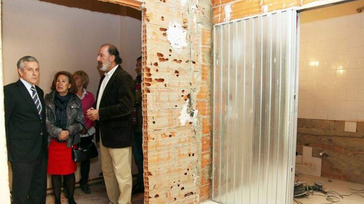 El alcalde visitó ayer las obras de remodelación del geriátrico.