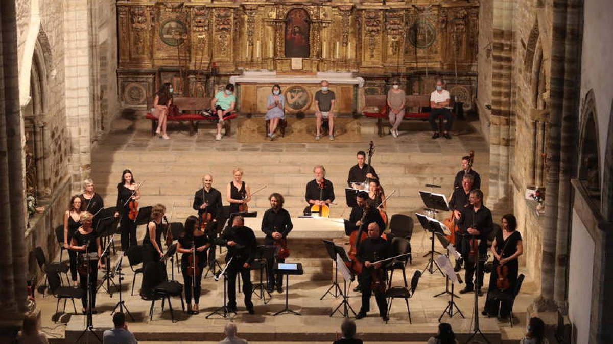 Un concierto de la Oscyl en la Iglesia de San Francisco de Villafranca del Bierzo. LUIS DE LA MATA