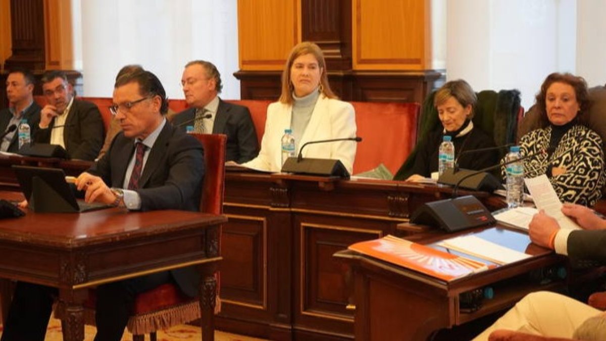 Margarita Torres, en el centro, durante el Pleno. J. NOTARIO