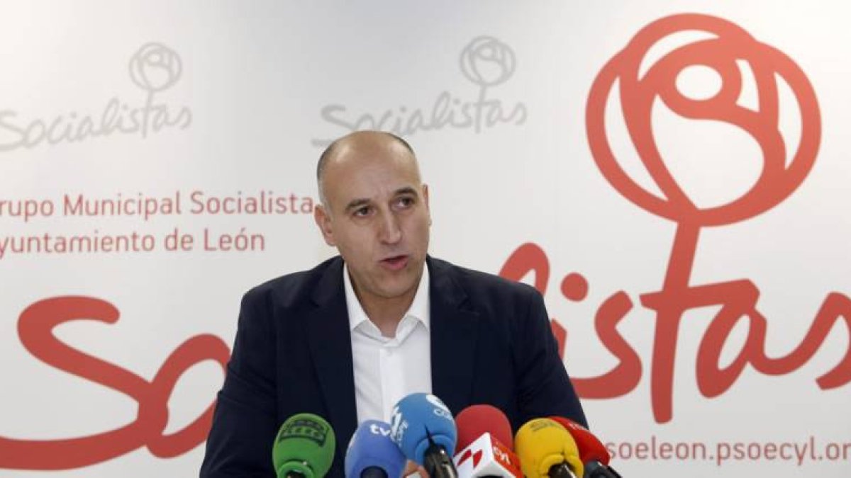 El portavoz del Grupo Municipal Socialista del Ayuntamiento de León y candidato a la Alcaldía, José Antonio Diez, habla sobre la recuperación e impulso de las infraestructuras ferroviarias.