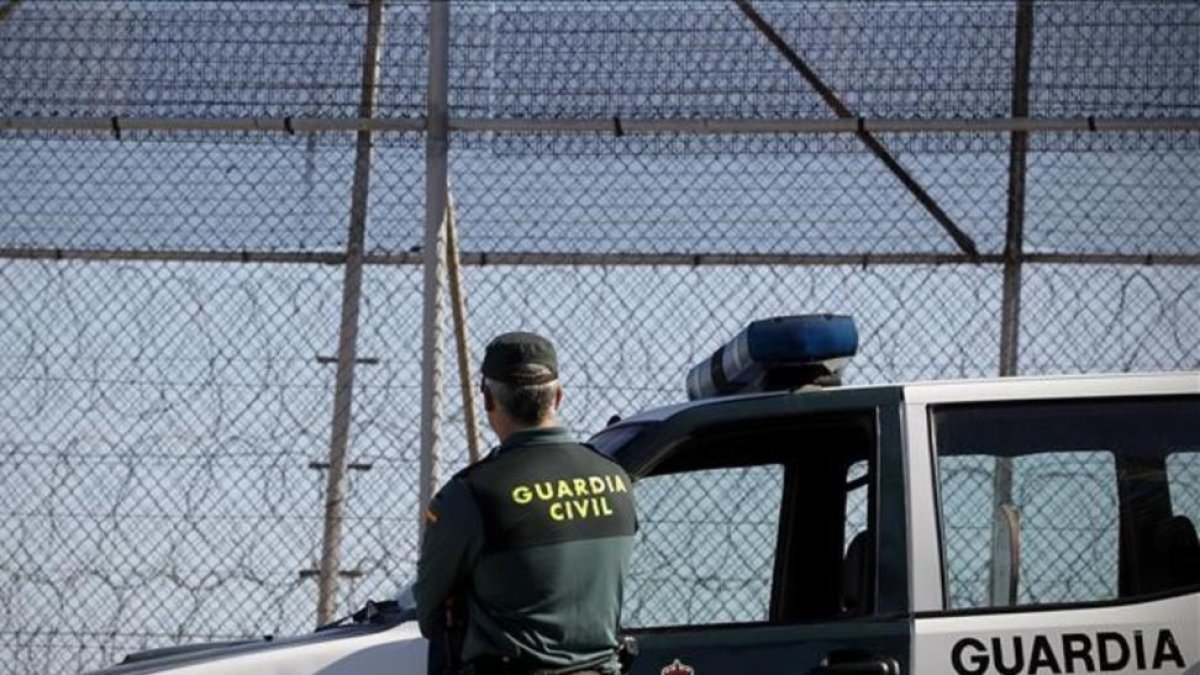 Un guardia civil vigila la zona fronteriza de Marruecos con Melilla, en una imagen de archivo.