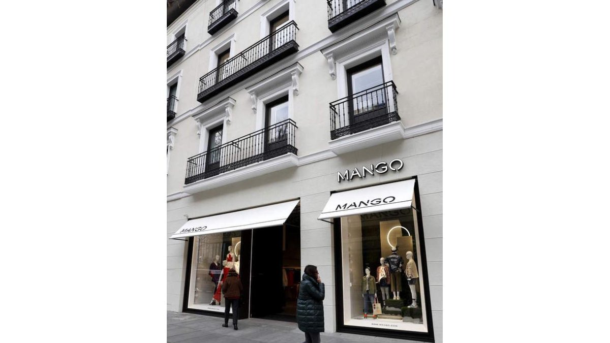 Fachada de la tienda Mango en la calle Serrano. SERGIO BARRENECHEA