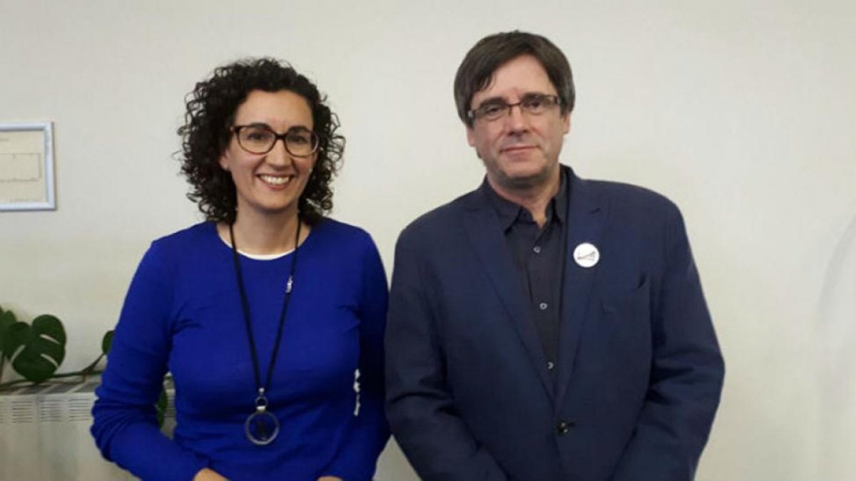 La dirigente de ERC, Marta Rovira, junto al president de la Generalitat cesado, Carles Puigdemont, en Bruselas.