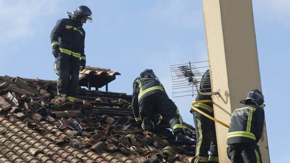 Los bomberos sofocaron el incendio desde el tejado