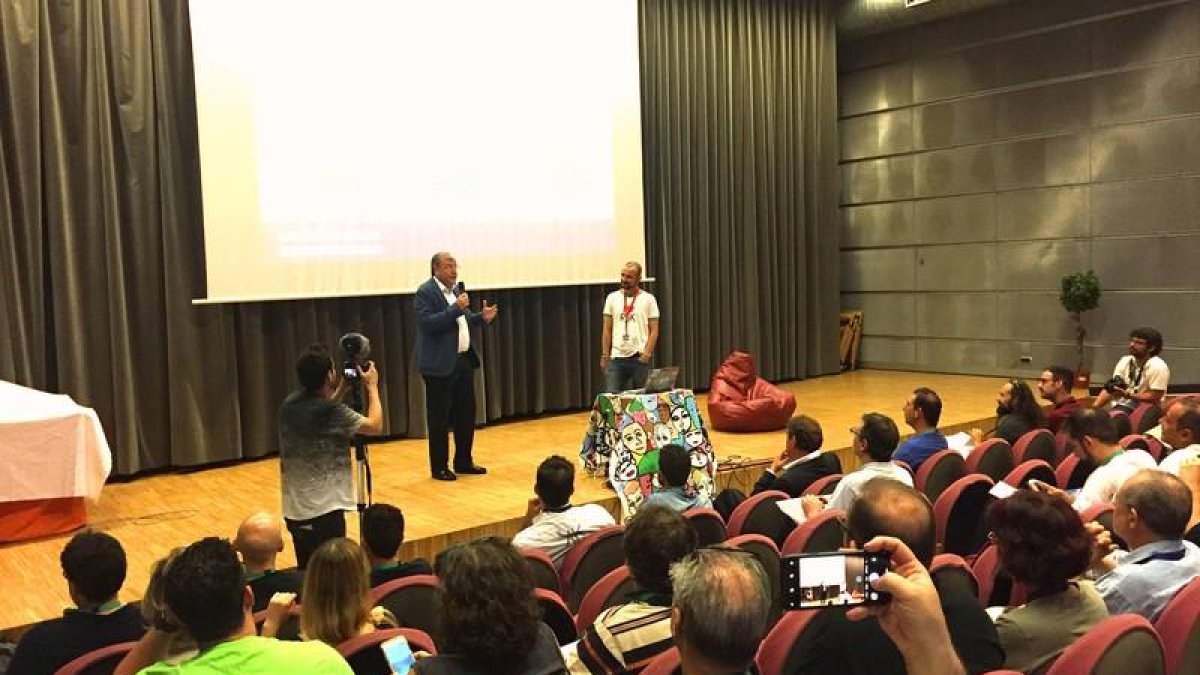 El alcalde de León durante la inauguración del congreso.