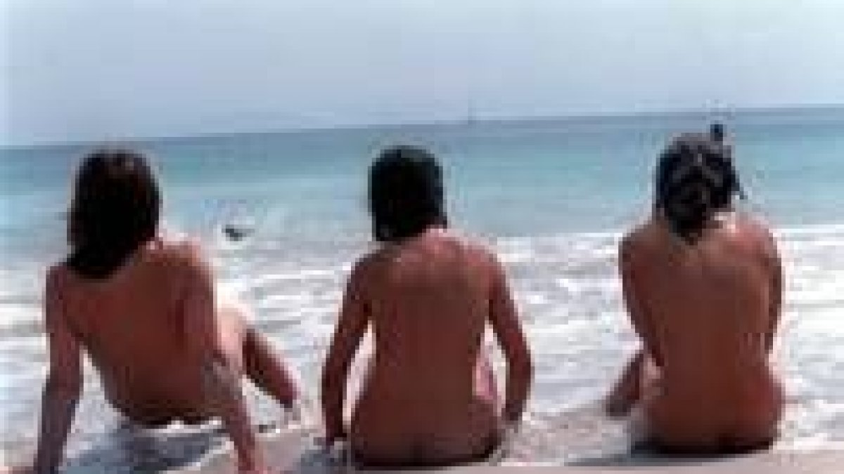 Jóvenes practicando el nudismo en la playa gallega de Barra