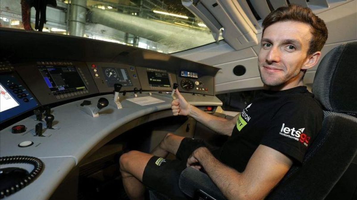 Simon Yates, en la cabina del maquinista del tren AVE que este domingo condujo a los ciclistas de la Vuelta desde Lleida a Madrid.