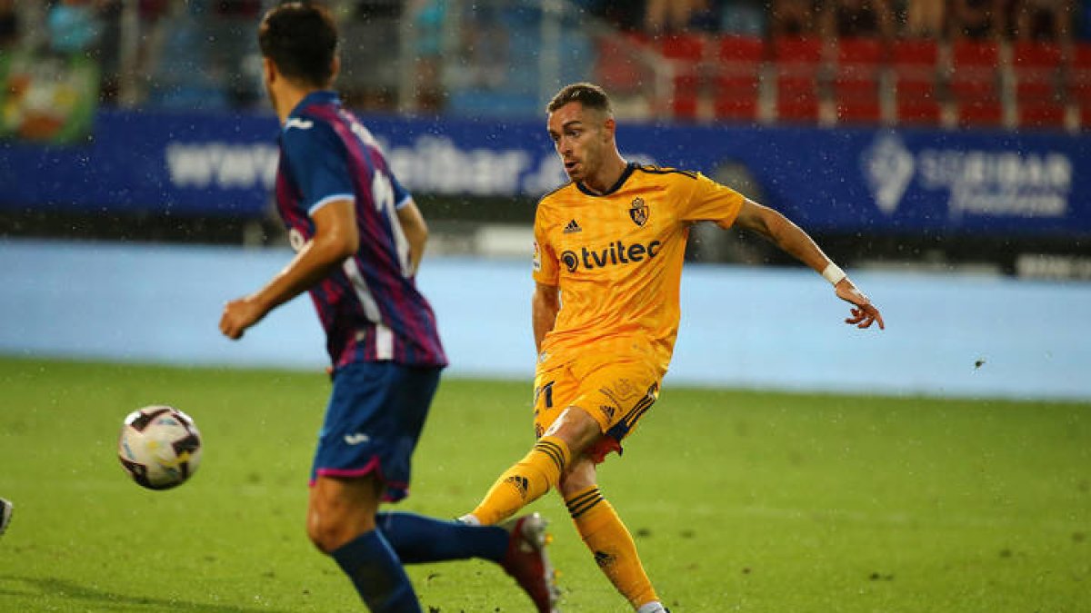 Juan Hernandez, de la SD Ponferradina. durante el partido de liga. L. DE LA MATA