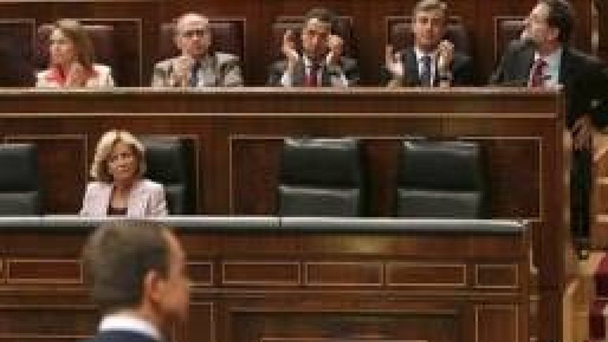 Diputados del PP aplauden a Rajoy en el Congreso antes de la intervención de Rodríguez Zapatero