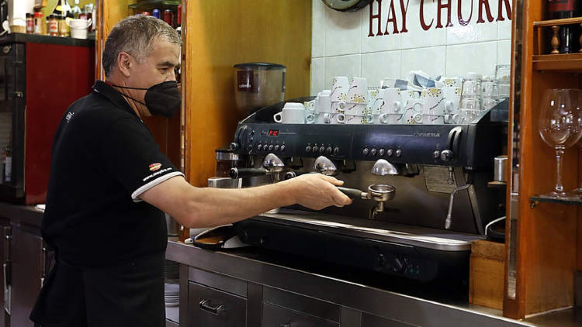 Imagen cotidiana en la hostelería sobre el manejo de la máquina del café, en una cafetería leonesa. MARCIANO PÉREZ