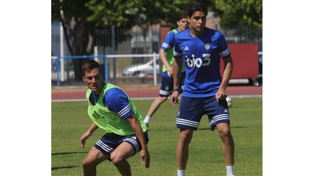 Adán Gurdiel, a la izquierda, seguirá siendo titular en el lateral derecho de la Deportiva.