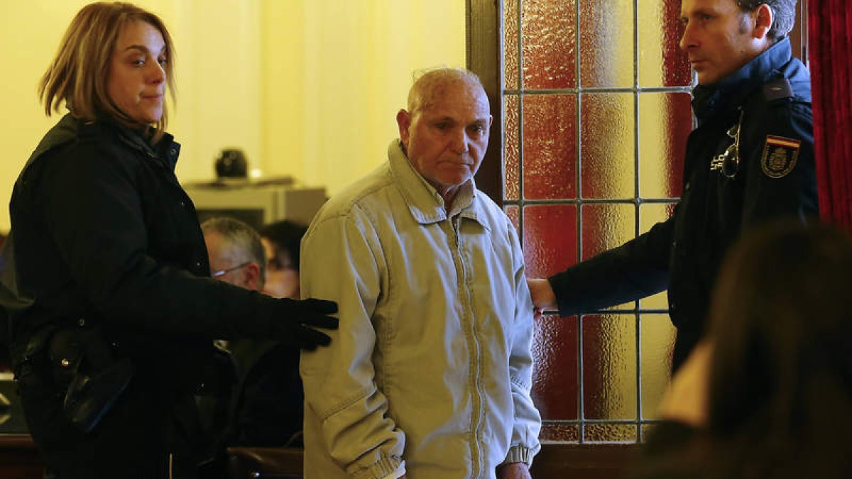 El condenado mira hacia la novia de su hijo tras haber escruchado el veredicto de culpabilidad