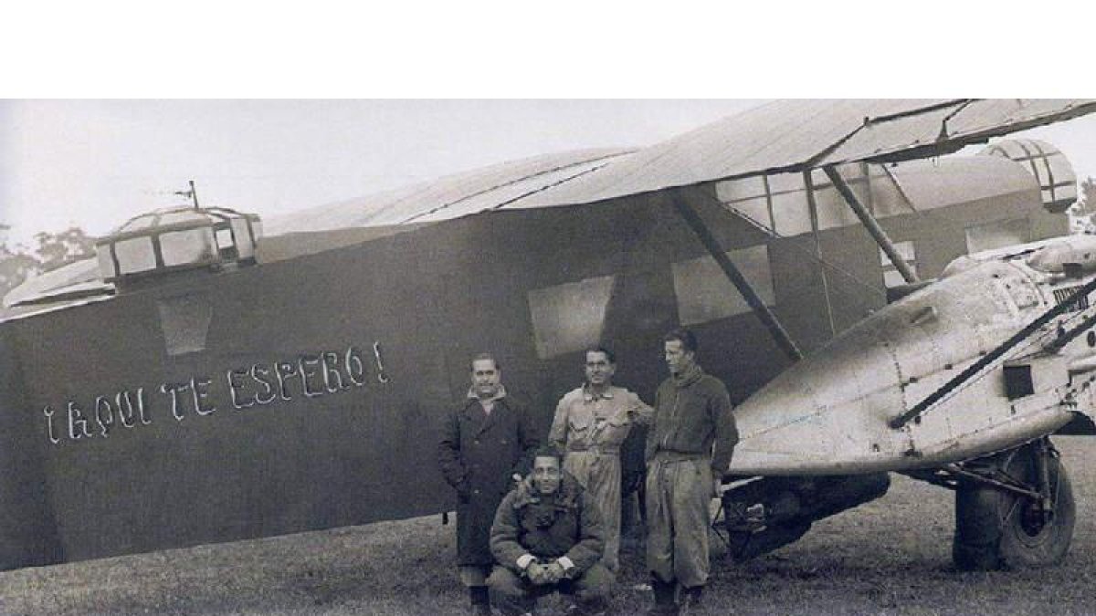 Parte de la tripulación del Potez 540 con el piloto leonés pocos días antes de ser derribado. ÍCARO Y ARCHIVO